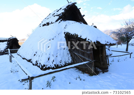 積雪覆蓋的千曲市森幕府將軍塚國芳館,信濃村,恢復居住 積雪覆蓋的千曲市森幕府將軍塚國芳館,信濃村,恢復居住 73102565