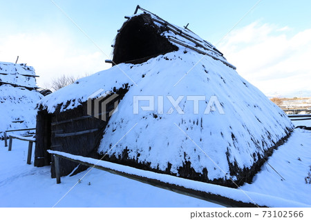 積雪覆蓋的千曲市森幕府將軍塚國芳館,信濃村,恢復居住 積雪覆蓋的千曲市森幕府將軍塚國芳館,信濃村,恢復居住 73102566