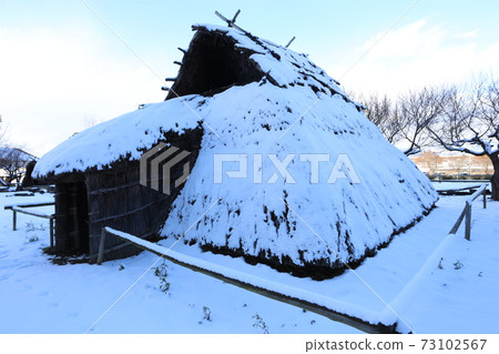 積雪覆蓋的千曲市森幕府將軍塚國芳館,信濃村,恢復居住 積雪覆蓋的千曲市森幕府將軍塚國芳館,信濃村,恢復居住 73102567