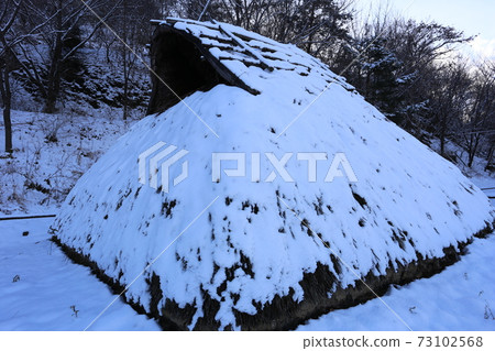 積雪覆蓋的千曲市森幕府將軍塚國芳館,信濃村,恢復居住 積雪覆蓋的千曲市森幕府將軍塚國芳館,信濃村,恢復居住 73102568