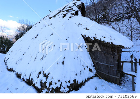 積雪覆蓋的千曲市森幕府將軍塚國芳館,信濃村,恢復居住 積雪覆蓋的千曲市森幕府將軍塚國芳館,信濃村,恢復居住 73102569