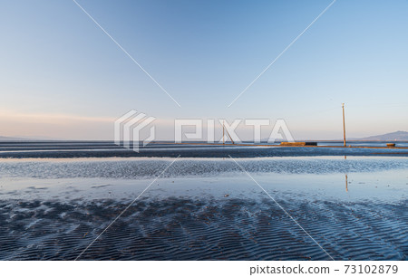 The sunset of the Ariake Sea at dusk dyes the sea on the Moshirai coast The sunset of the Ariake Sea at dusk dyes the sea on the Moshirai coast 73102879