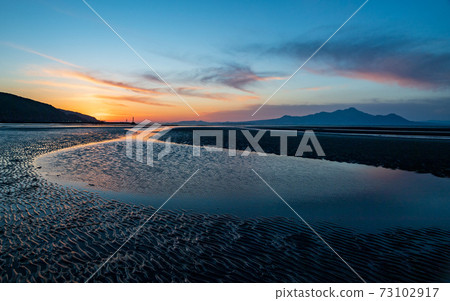 The sunset of the Ariake Sea at dusk dyes the sea on the Moshirai coast 73102917