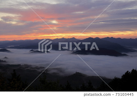 Nara Torimiyama Park Morning glow Sea of clouds Autumn 73103445