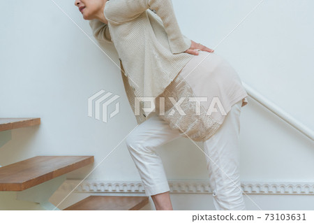 背痛的高級女子 73103631