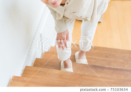 A woman in her 60s who has a sore knee 73103634