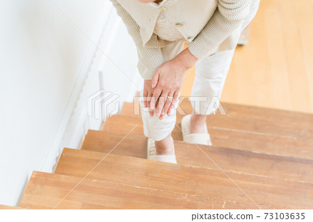 A woman in her 60s who has a sore knee 73103635