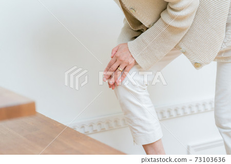 60多歲的膝蓋疼痛的女性 73103636