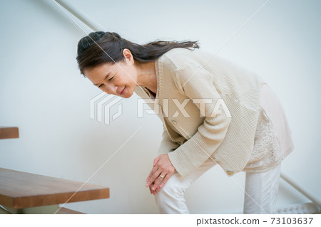 60多歲的膝蓋疼痛的女性 73103637