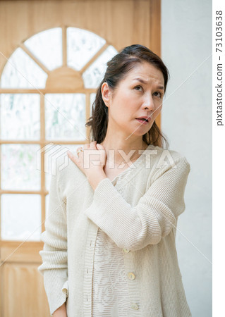 高太太僵硬的肩膀 73103638