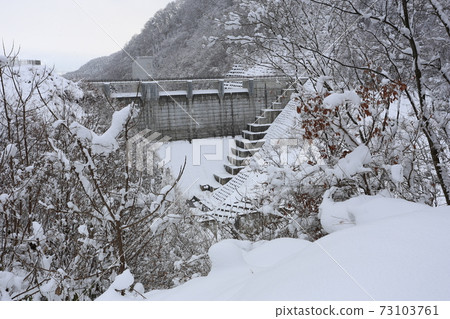 Midwinter Asakawa Dam with snow 73103761