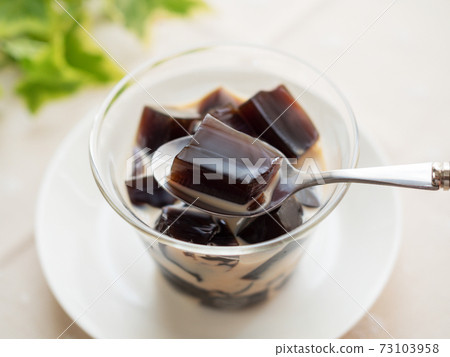 Scoop coffee jelly with a spoon 73103958