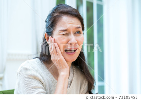 Toothache in women in their 60s Toothache in women in their 60s 73105453
