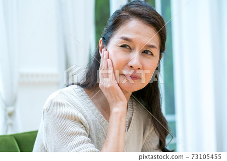 Toothache in women in their 60s Toothache in women in their 60s 73105455