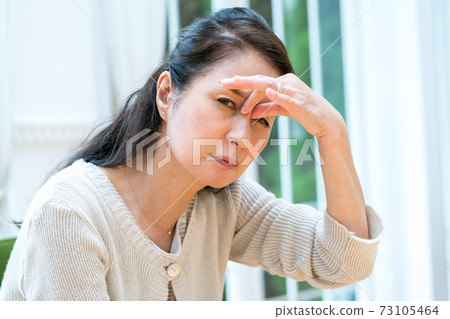 Eye strain of women in their 60s Eye strain of women in their 60s 73105464