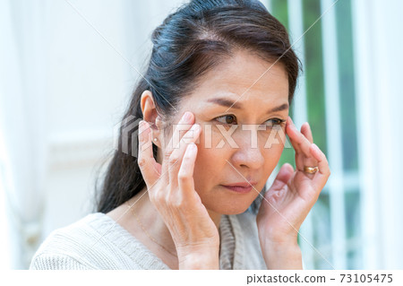 Worries about the corners of the eyes of women in their 60s 73105475