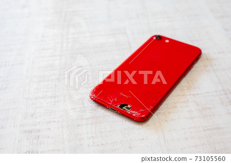 Damaged smartphone 73105560