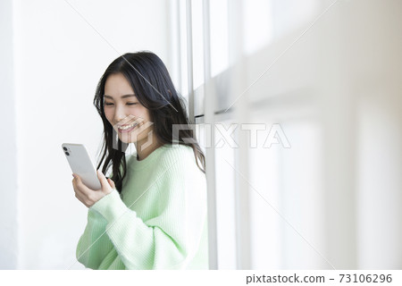 Young woman smartphone search Young woman smartphone search 73106296