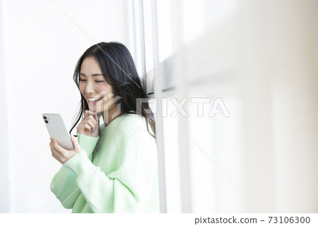 Young woman smartphone search 73106300