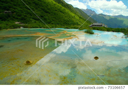 中國四川省黃龍風景區映月彩池 中國四川省黃龍風景區映月彩池 73106657
