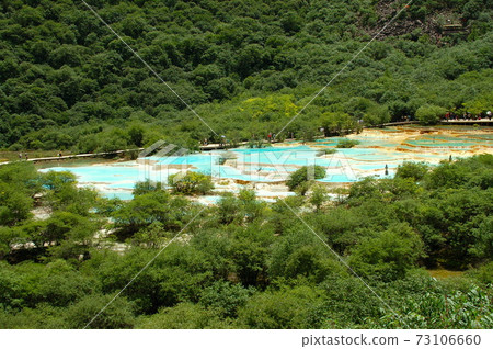 中國四川黃龍風景區梯形台五彩池 73106660