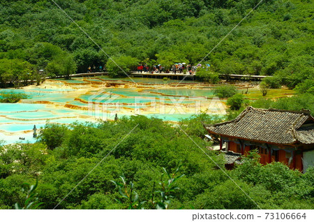 中國四川黃龍風景區梯形台五彩池 中國四川黃龍風景區梯形台五彩池 73106664
