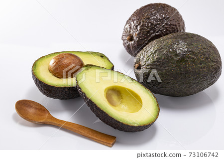 鱷梨放在白色的背景 73106742