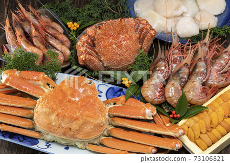 受歡迎的豪華海鮮_葵蟹，毛蟹，對蝦，甜蝦，干貝和海膽 73106821