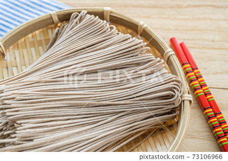Soba noodles, half-raw raw soba 73106966