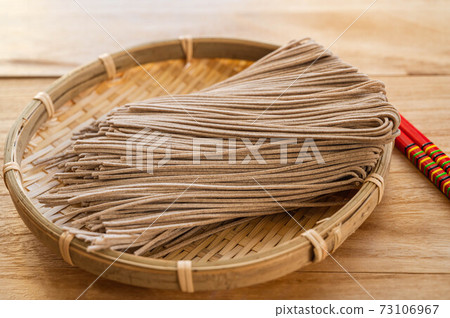 Soba noodles, half-raw raw soba 73106967