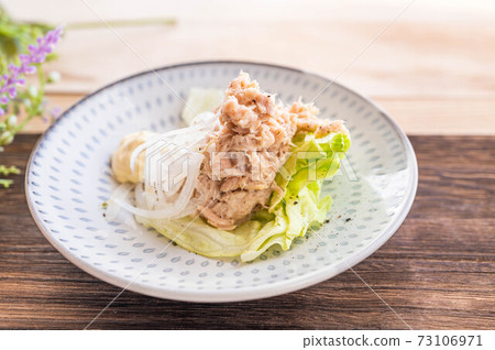 Tuna and onion salad Tuna and onion salad 73106971