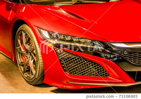 紅色跑車的右前和大燈附近 紅色跑車的右前和大燈附近 73106985