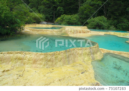 中國四川省黃龍風景區梯形階梯 73107283