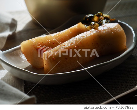 韓國傳統食品新鮮蘿蔔泡菜 韓國傳統食品新鮮蘿蔔泡菜 73107652