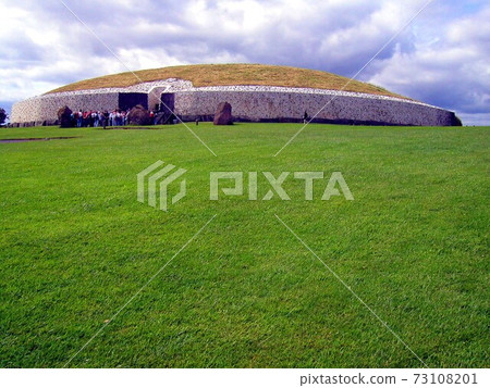 Ancient ruins of BC Newgrange on green grass Ancient ruins of BC Newgrange on green grass 73108201