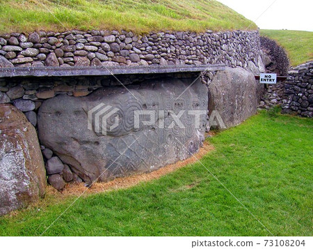 Ancient ruins of BC Carved on a megalith of Newgrange 73108204