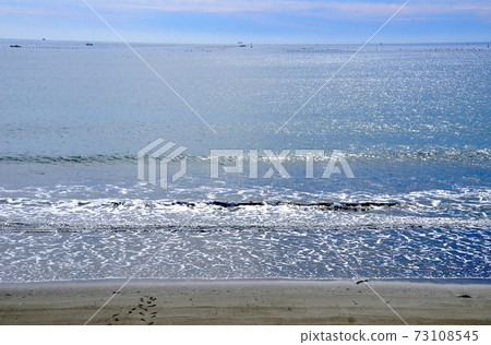 Overlooking the waves crashing against the sandy beach from the tide embankment in Nagahama, Ishinomaki City 73108545