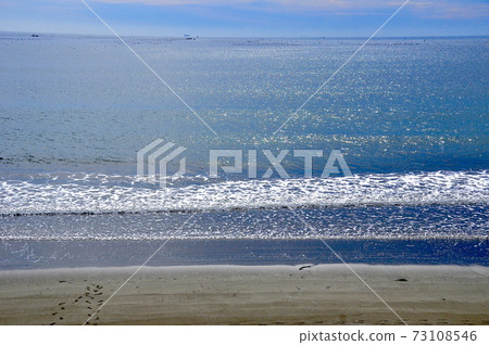 Overlooking the waves crashing against the sandy beach from the tide embankment in Nagahama, Ishinomaki City 73108546