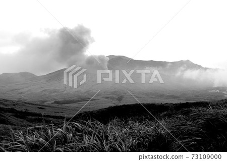阿蘇山升煙,黑白照片 阿蘇山升煙,黑白照片 73109000