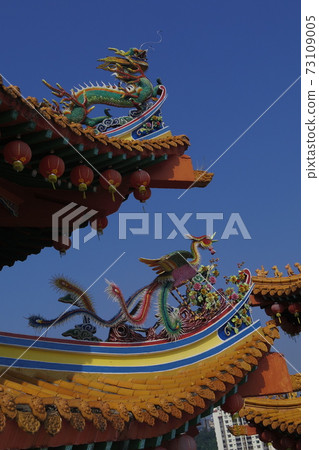 Dragon and phoenix on the roof of a Chinese temple Dragon and phoenix on the roof of a Chinese temple 73109005