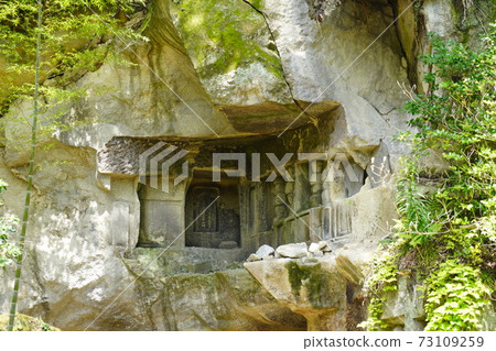 宮城縣松島水井岩洞群岩壁上挖的佛像 73109259
