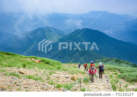 Climbers climbing Tanigawadake Tenjin Ridge in summer 73110127