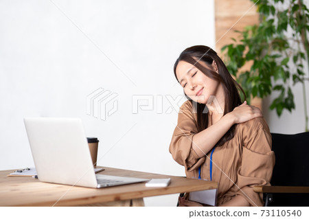 Stiff shoulder business woman Stiff shoulder business woman 73110540