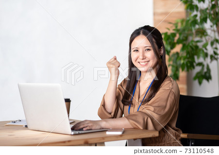 Business woman guts pose in the office Business woman guts pose in the office 73110548