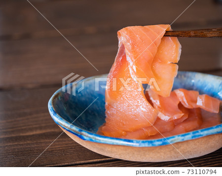 新鮮的熏制鮭魚特寫鏡頭。 新鮮的熏制鮭魚特寫鏡頭。 73110794