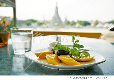 泰國糖果“ Kaonya Oma Muang”在泰國曼谷鄭王廟的背景下 73111398