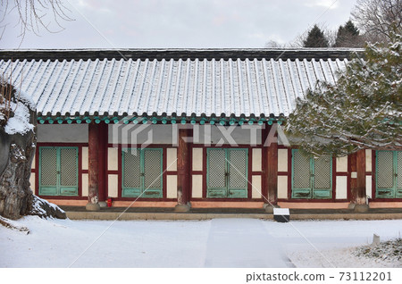 Jeonju Hyanggyo Bridge Snowy Winter Morning Scenery 73112201