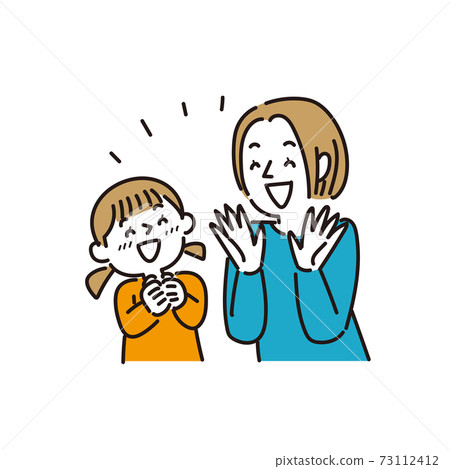 一個很高興被媽媽稱讚的女孩 73112412