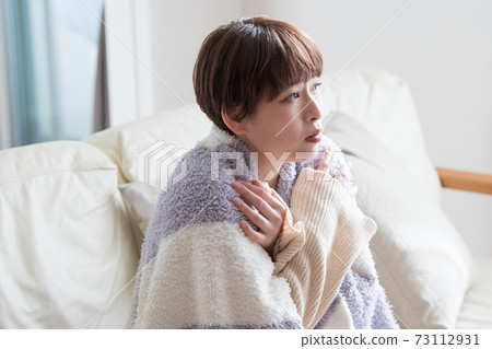 感到寒冷的女性和遭受寒冷的女性的形象 73112931