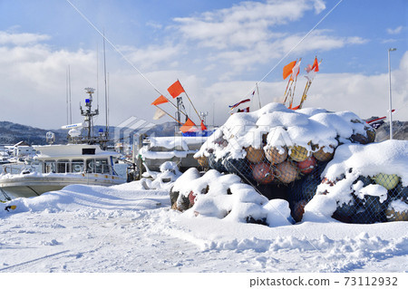 在冬天拍攝北海道八雲町大內部漁港被雪覆蓋著的浮球的風景 73112932